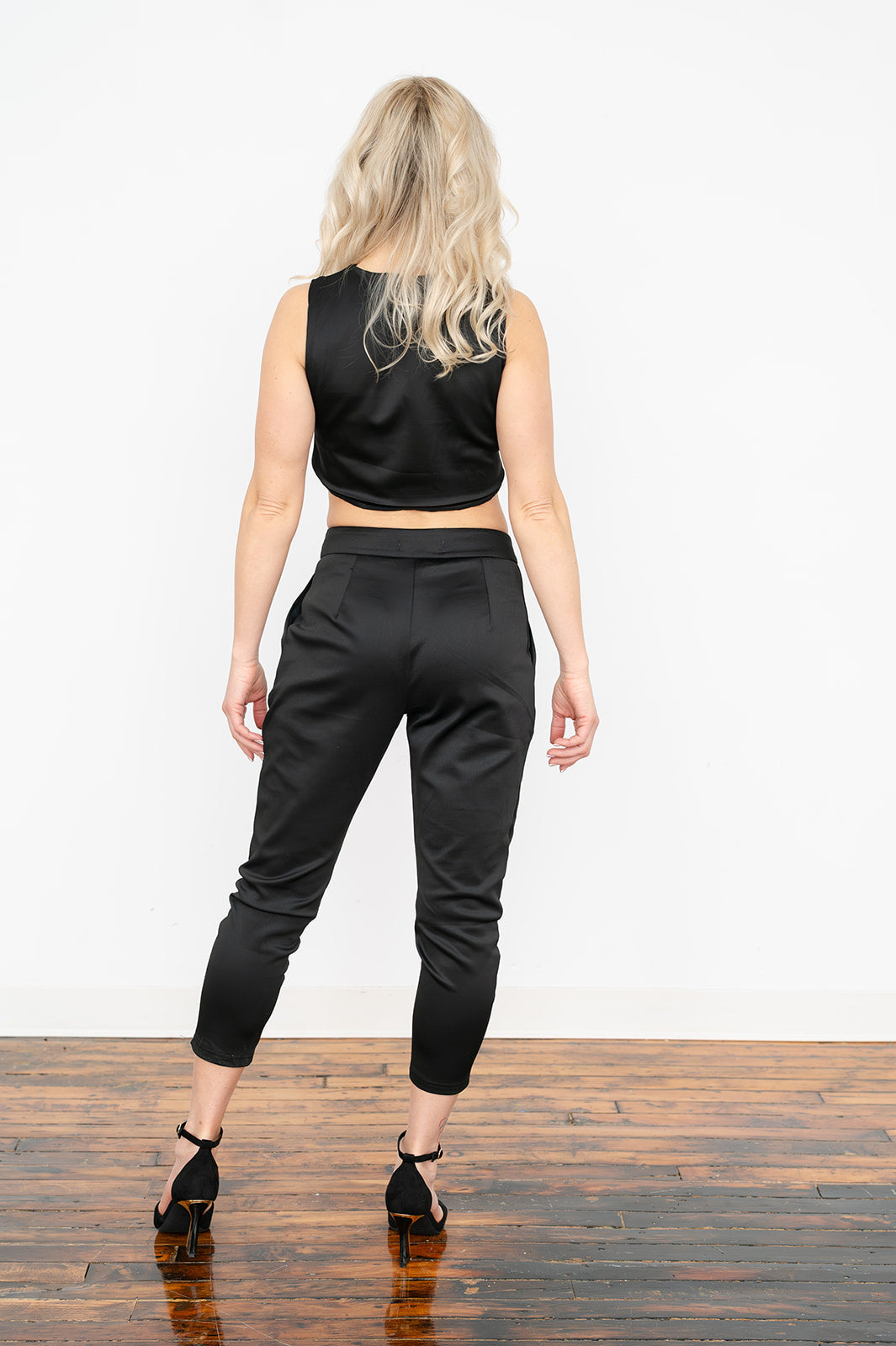Casual sleeveless vest with matching high‑rise cropped trousers