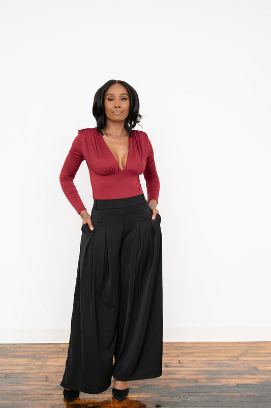 Slim‑fit plunge‑neck bodysuit in solid polyester