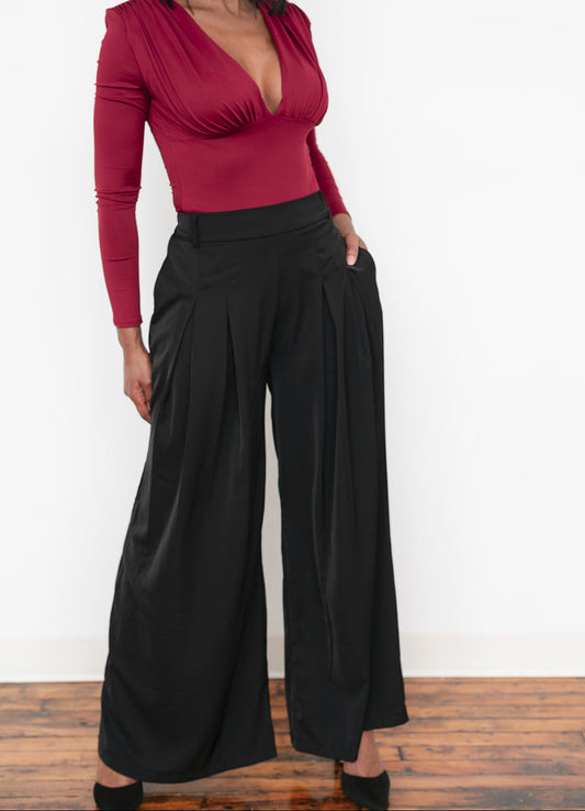Women’s wide‑leg trousers with high‑rise waist and elastic back panel