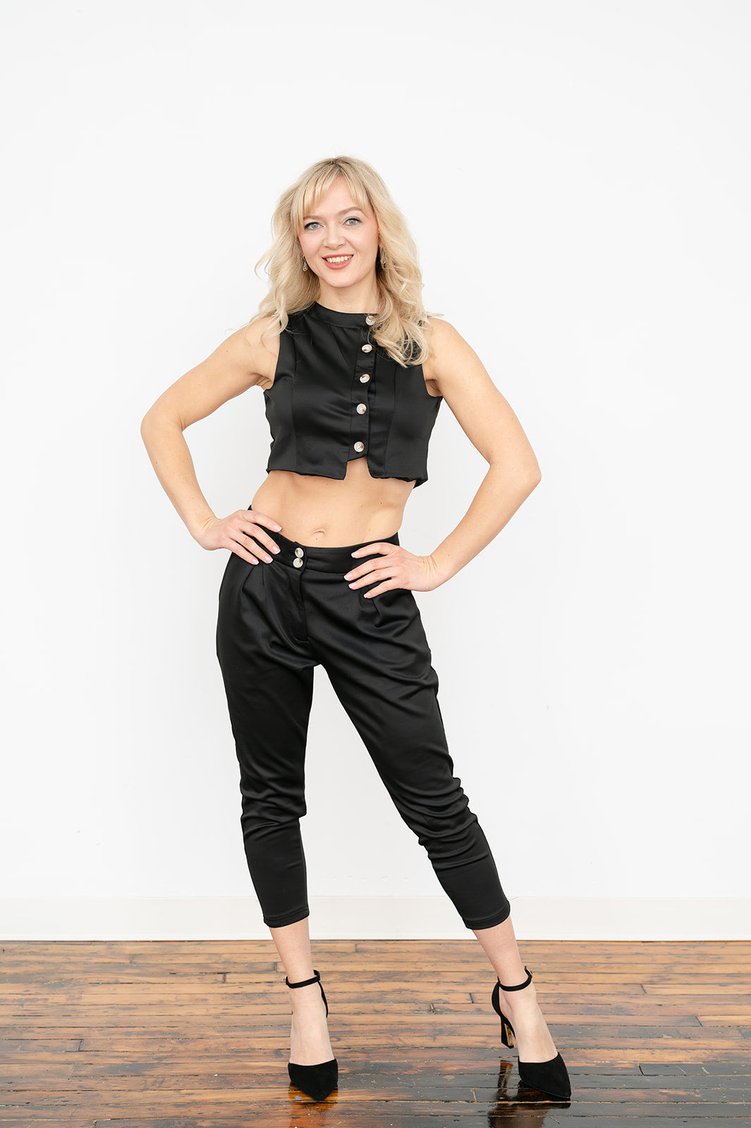 Spring summer two‑piece outfit with sleeveless top and cropped pants