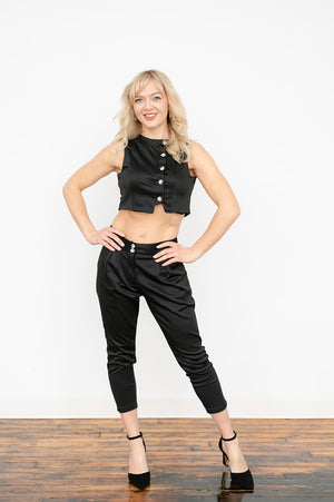 Spring summer two‑piece outfit with sleeveless top and cropped pants